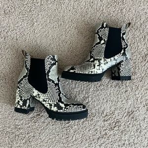 Aerosoles White & Black Snakeskin High Heeled Leather Ankle Boots Size 7.5